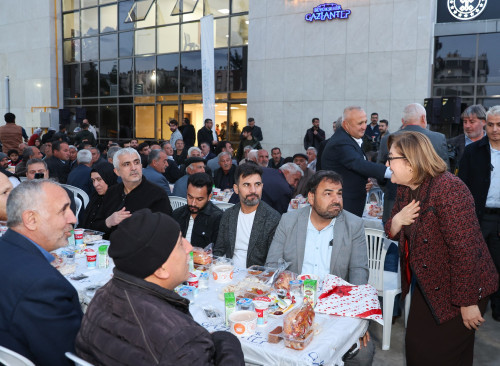 BAŞKAN ŞAHİN NİZİPLİLERLE İFTAR SOFRASINDA BULUŞTU