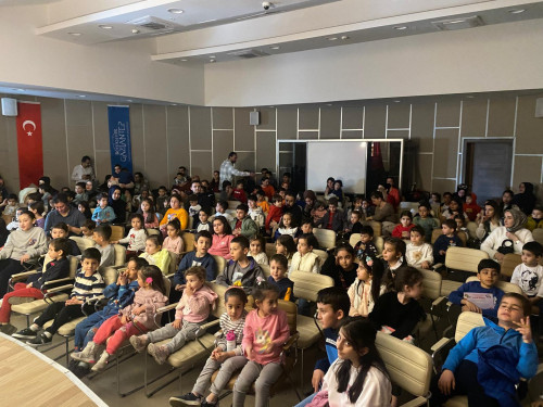 RAMAZAN AYI’NDA ÇOCUKLAR İÇİN HACİVAT KARAGÖZ ŞENLİĞİ’NE YOĞUN İLGİ