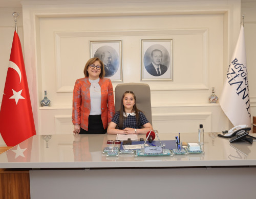 BAŞKAN ŞAHİN MAKAMINI MİNİK AZRA’YA DEVRETTİ