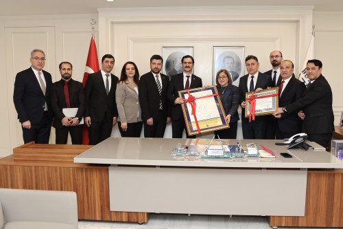 GAZİANTEP BÜYÜKŞEHİR’E İKİ ÖNEMLİ BELGE: BEBEK DOSTU KURUM VE BESLENME DOSTU İŞ YERİ