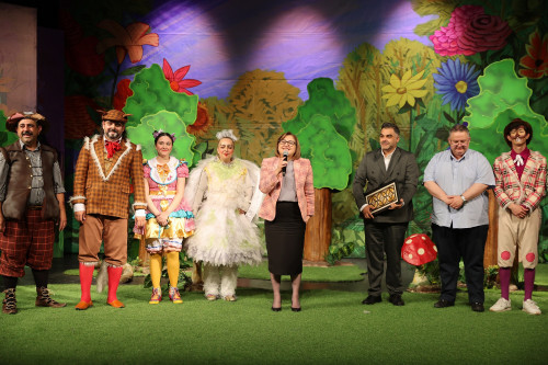 İKİNCİ ÇOCUK TİYATROLARI ŞENLİĞİNE KATILAN ŞAHİN, YOĞUN İLGİYLE KARŞILANDI