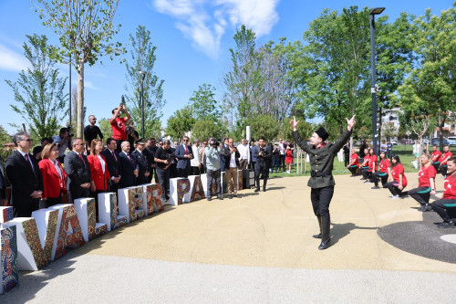 GAZİANTEP BÜYÜKŞEHİRİN DESTEKLERİYLE 200 ÖĞRETMENDEN ATA’YA ZEYBEKLİ SAYGI DURUŞU