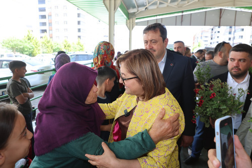 BAŞKAN ŞAHİN, BAYRAMIN İLK GÜNÜNDE VATANDAŞLARLA BAYRAMLAŞTI
