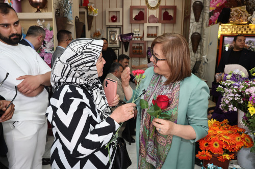 BAŞKAN ŞAHİN GAZİ ŞEHİRLİLERLE BAYRAMLAŞTI