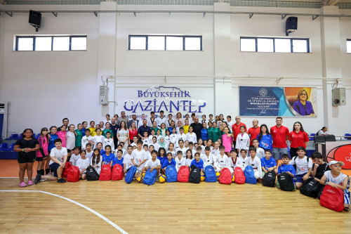 BAŞKAN ŞAHİN YAZ OKULLARI’NDAN YARARLANAN ÇOCUKLARLA BİR ARAYA GELDİ