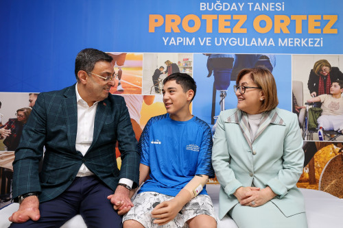 MEHMET EFE’NİN HAYALİ BÜYÜKŞEHİR’İN PROTEZ MERKEZİYLE GERÇEK OLDU