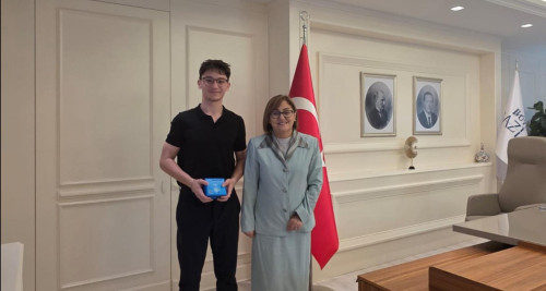 BAŞKAN ŞAHİN, SU SIZINTILARINA AKILLI ÇÖZÜM GELİŞTİREN GENÇ MUCİTİ AĞIRLADI