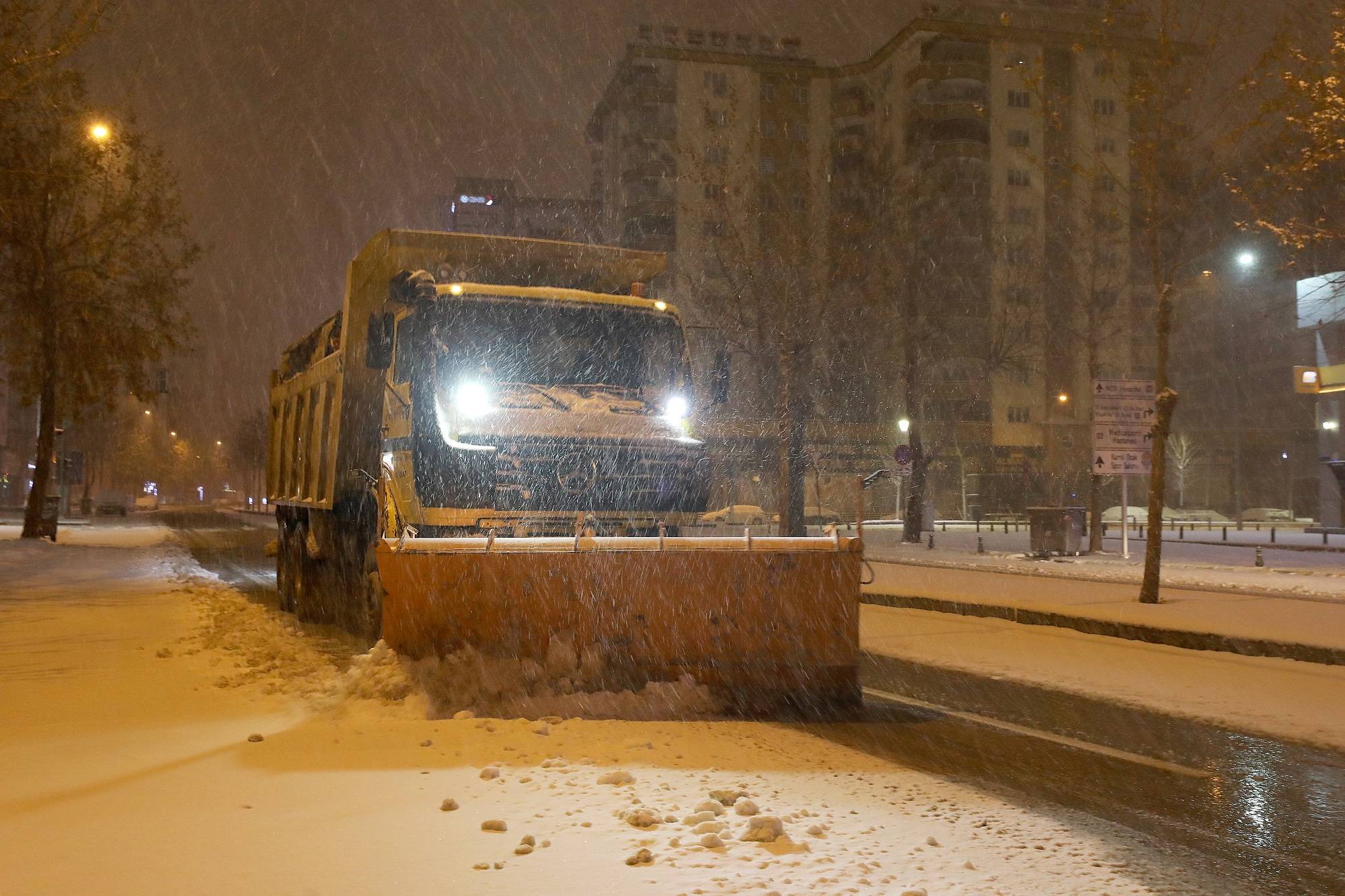 GAZİANTEP BÜYÜKŞEHİR YOĞUN KAR YAĞIŞINDA TÜM EKİPLERİYLE SAHADA