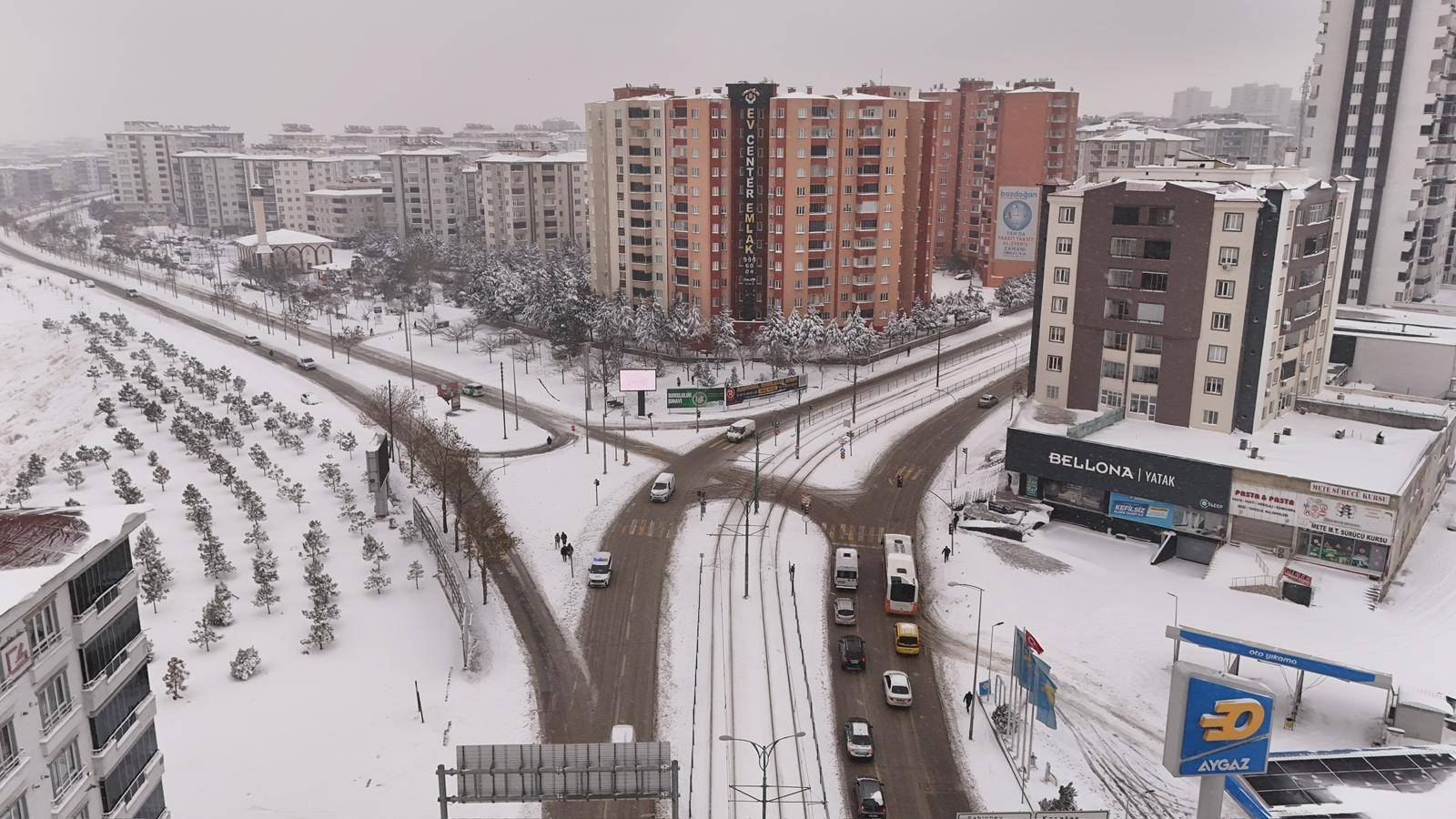 GAZİANTEP BÜYÜKŞEHİR’DEN KARLA MÜCADELEDE KESİNTİSİZ ÇALIŞMA