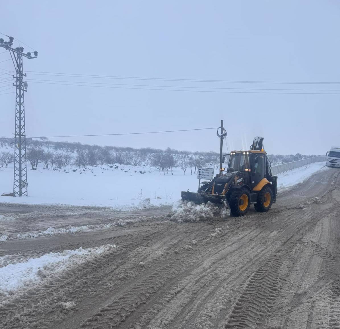 GAZİANTEP BÜYÜKŞEHİR’DEN KÖY YOLLARINDA YOĞUN KARLA MÜCADELE
