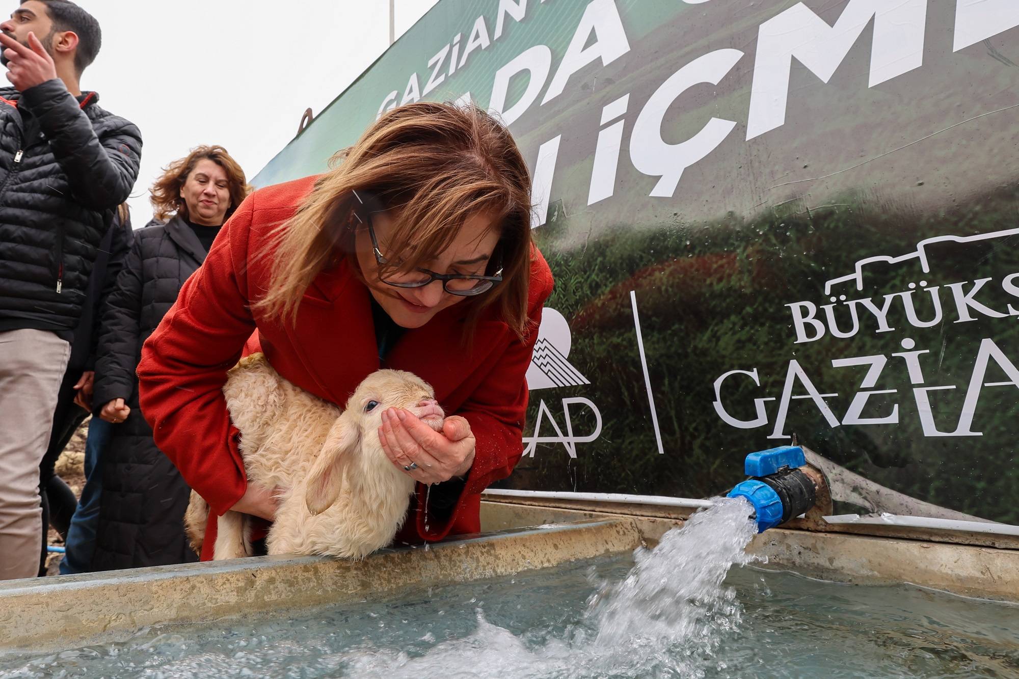 GAZİANTEP BÜYÜKŞEHİR İLE MERALARDA HAYVANLAR TEMİZ SUYA KAVUŞUYOR
