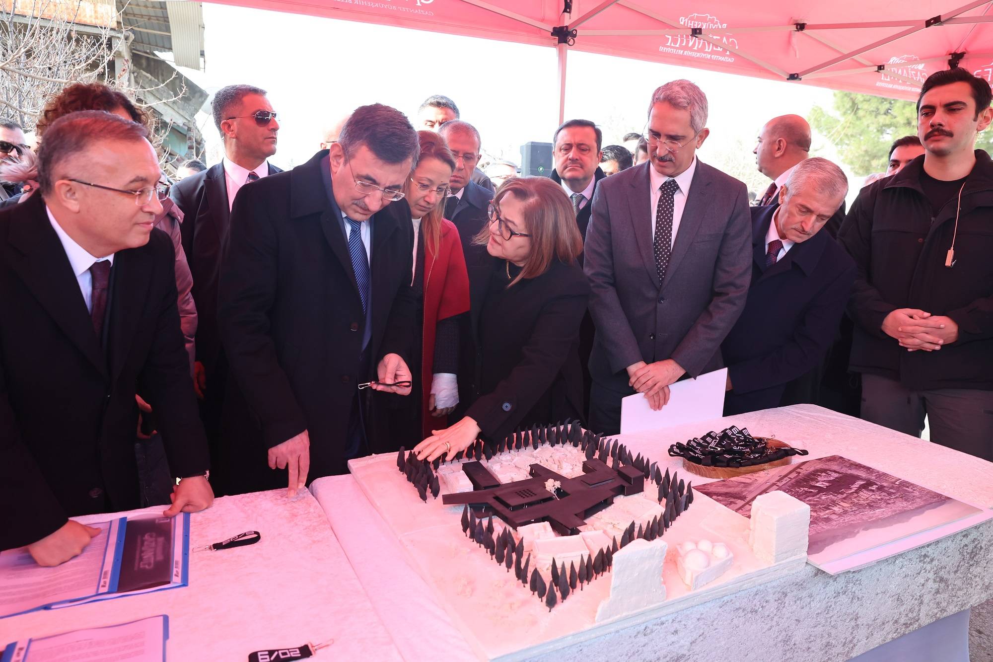 CUMHURBAŞKANI YARDIMCISI CEVDET YILMAZ, DEPREM ANMA MÜZESİ PROJE ALANINI ZİYARET ETTİ